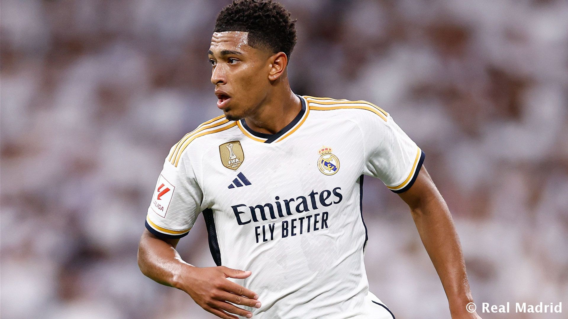 正随巴西在枪手基地训练，维尼修斯与多名阿森纳青训球员合影