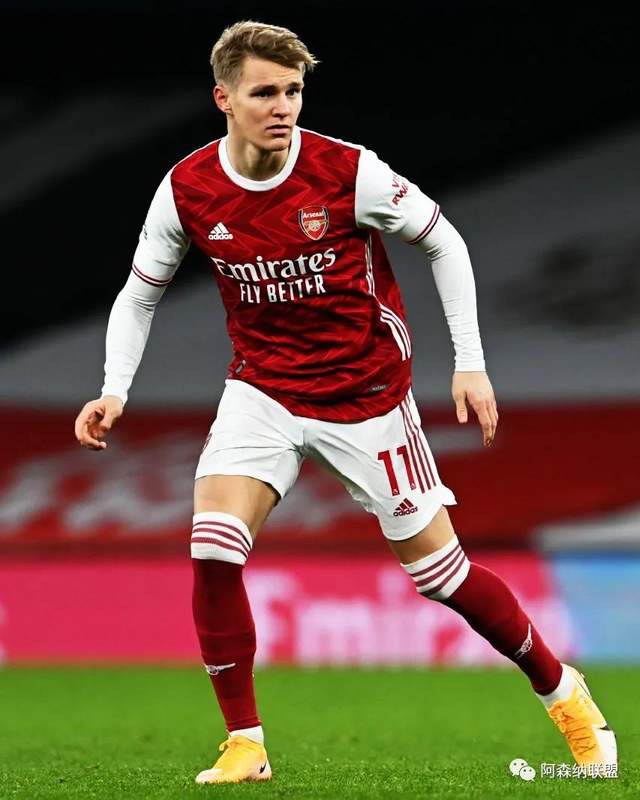 队友疯狂给他做掩护