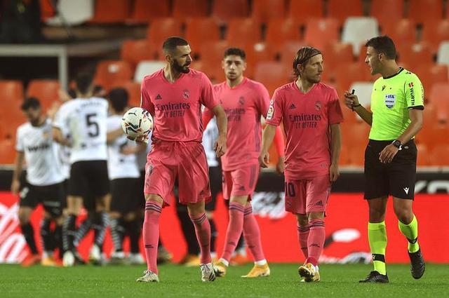 张伯伦代表阿森纳U21出战曼联U21，8年后再为枪手比赛